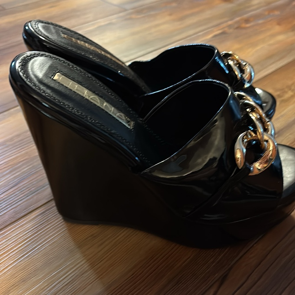 Liliana Black Wedge Sandals with Gold Chain size 9